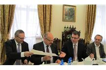 Umowę o przekazaniu środków podpisali Marian Babiuch i Janusz Kubicki 