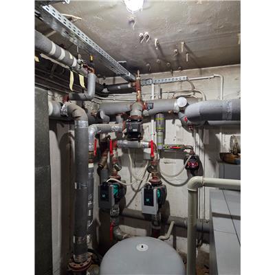 Węzeł cieplny i układ pomp obiegowych w budynku wielorodzinnym – prawidłowa regulacja i analiza pracy instalacji mają kluczowe znaczenie dla efektu energetycznego.