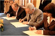 Darowizny wręczał beneficjentom prezydent Krakowa Jacek Majchrowski Darowizny wręczał beneficjentom prezydent Krakowa Jacek Majchrowski