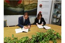Monika Stypułkowska i Paweł Krawczyk z zarządu ECO podpisują umowę 