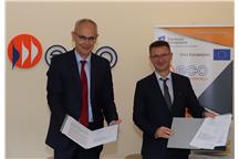 Umowa podpisana. Od lewej: Adam Lazar i Krzysztof Diduch Umowa podpisana. Od lewej: Adam Lazar i Krzysztof Diduch