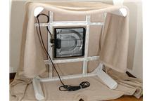 Stolik kotatsu z zamontowanym piecykiem elektrycznym.